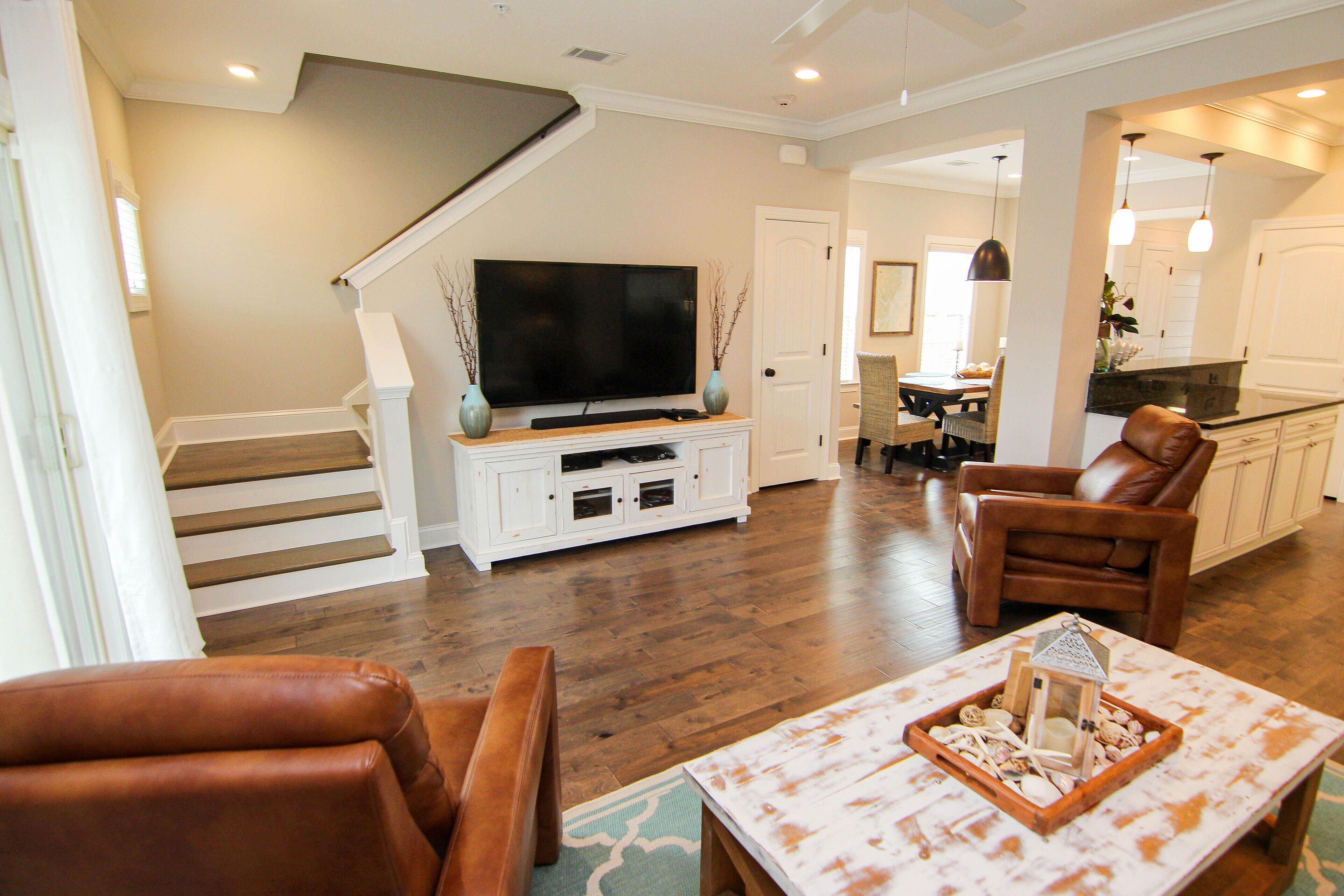 Luxurious 3 BR townhome in prime locale!