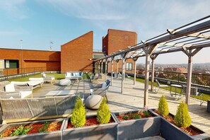 Outdoor dining - Luxury Apartment - Town Centre North Stevenage (Stevenage)