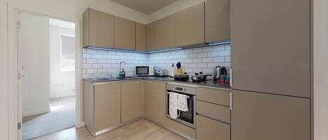 Frigorifero, microonde, forno, piano cottura