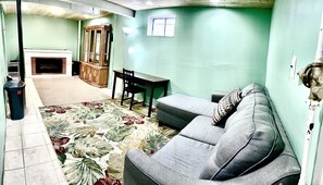 Smart TV - Cheerful residential house with all yours needs. (St. Louis County)