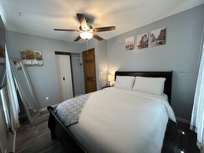 3 bedrooms, desk, iron/ironing board, free WiFi - Cheerful residential house with all yours needs. (St. Louis County)