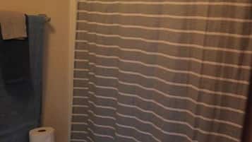 Douche, serviettes fournies, savon, shampoing