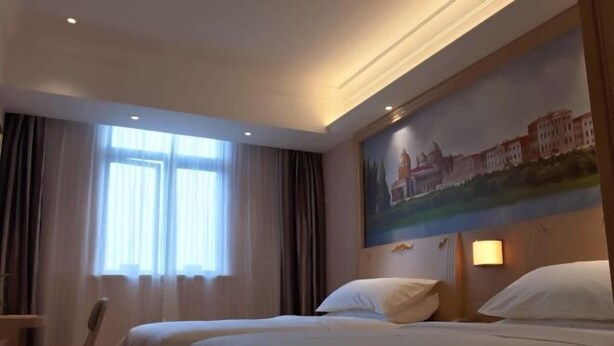 A hotel room with two beds, a painting on the wall, a window with curtains, and a chair. - Vienna Hotel (Shanghai Hongmei South Road) (Shanghai)