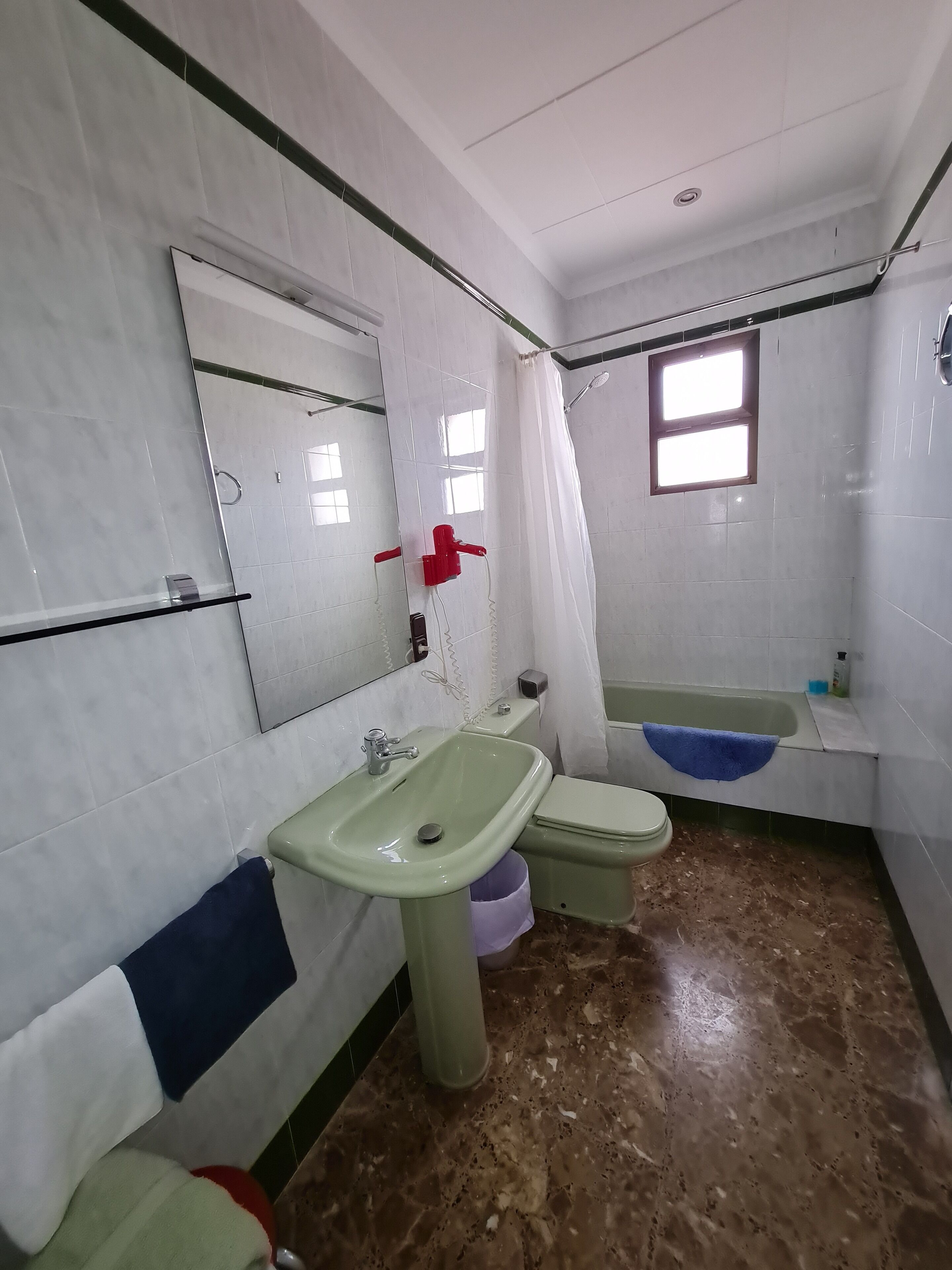 Un bagno con lavandino, WC e vasca da bagno.
