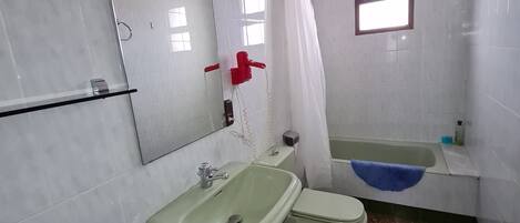 Un bagno con lavandino, WC e vasca da bagno.