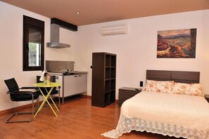Standard Studio | Desk, free WiFi, bed sheets