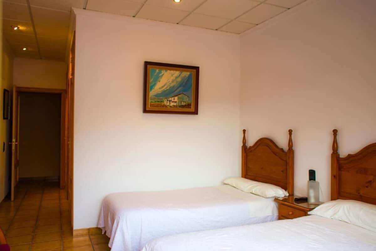 Twin kamer | Een bureau, gratis wifi, beddengoed