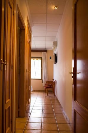 Zweibettzimmer | Schreibtisch, kostenloses WLAN, Bettwäsche