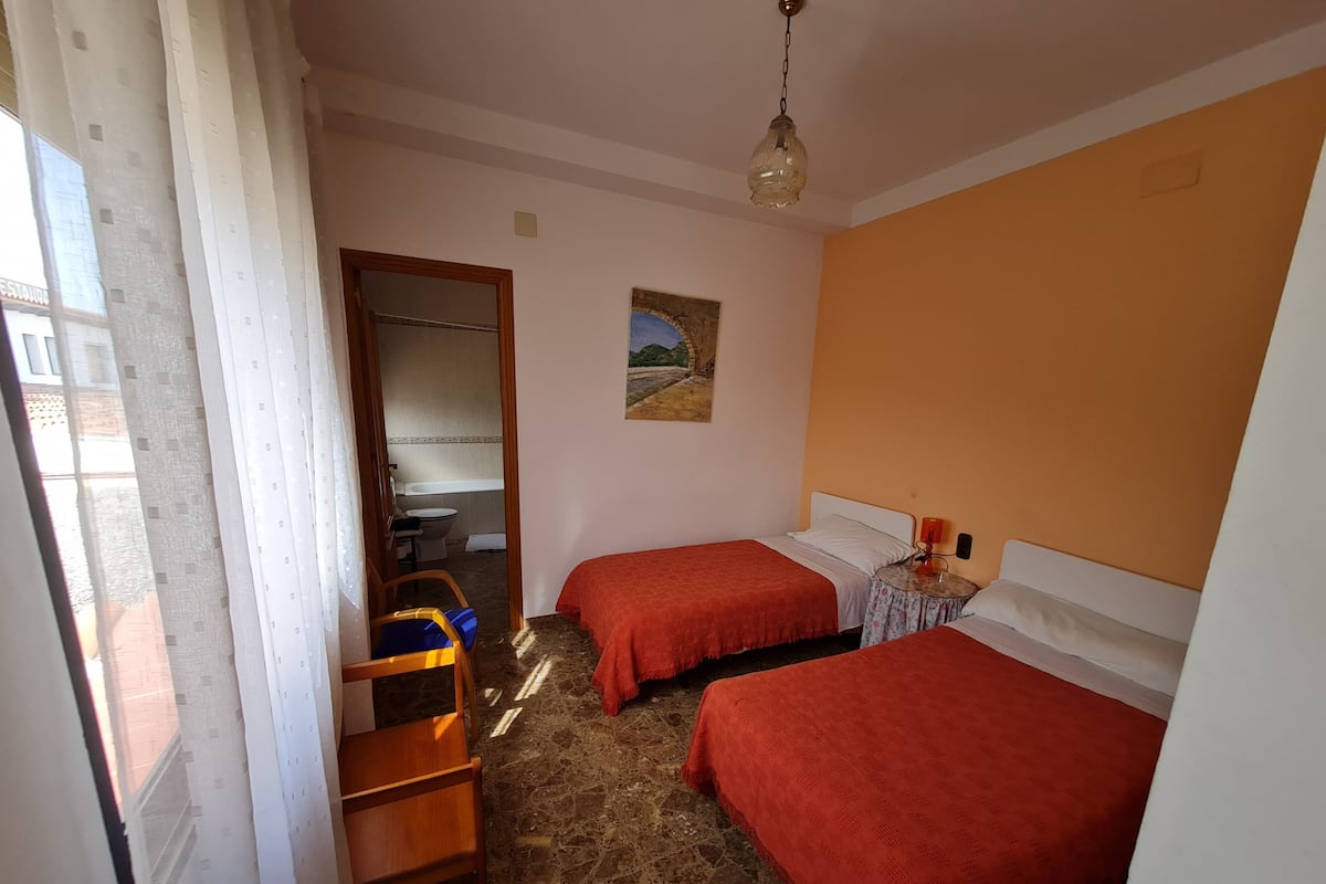 Standaard vierpersoonskamer | Een bureau, gratis wifi, beddengoed