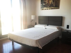 Skrivebord, wi-fi (inkludert) og sengetøy