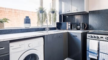 Fridge, oven, dishwasher, coffee/tea maker