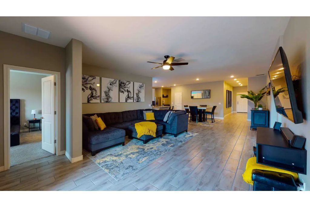 Beautifully decorated new build home w/POOL!