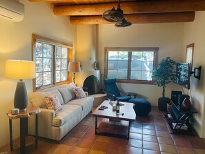 TV connectée, cheminée, livres, écrans d'ordinateur