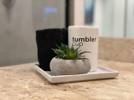 Un vaso tipo tumbler con la inscripción 