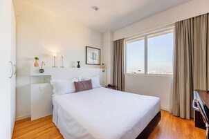 Minibar, escritorio y espacio para trabajar con laptop 