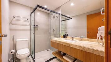 Quarto casal clássico | Banheiro | Chuveiro, chuveiro com efeito de chuva, secador de cabelo, sabonete