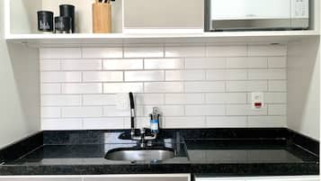 Comfort Studio Suite | Private kitchen | Fridge, microwave, coffee/tea maker, electric kettle