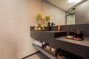 Chambre Double Deluxe | Salle de bain | Douche, douche à « effet pluie », sèche-cheveux, savon