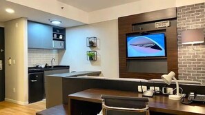 特級開放式套房 | 客廳 | 32 吋LCD 電視連有線電視頻道、電視