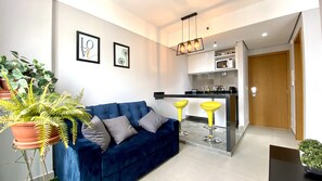 Club Double Room | Living area