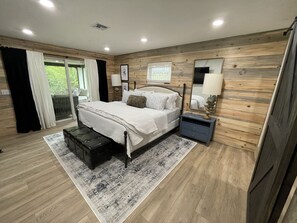 3 slaapkamers, een bureau, een strijkplank/strijkijzer, reisbedje