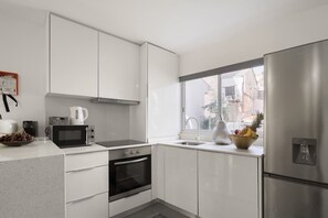 Kühlschrank, Mikrowelle, Ofen, Herdplatte