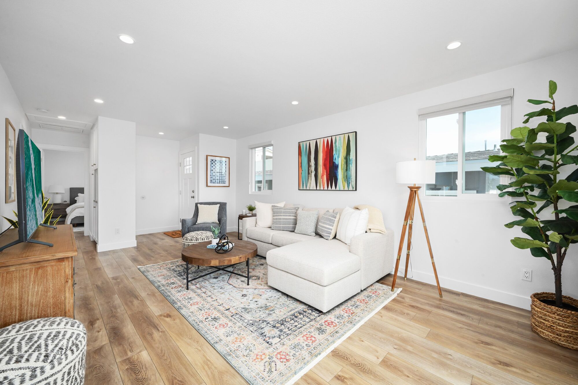 Remodeled - Modern - 2 Bedroom - Walk to the Beach