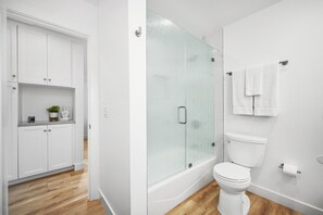 Combined shower/tub, hair dryer, towels