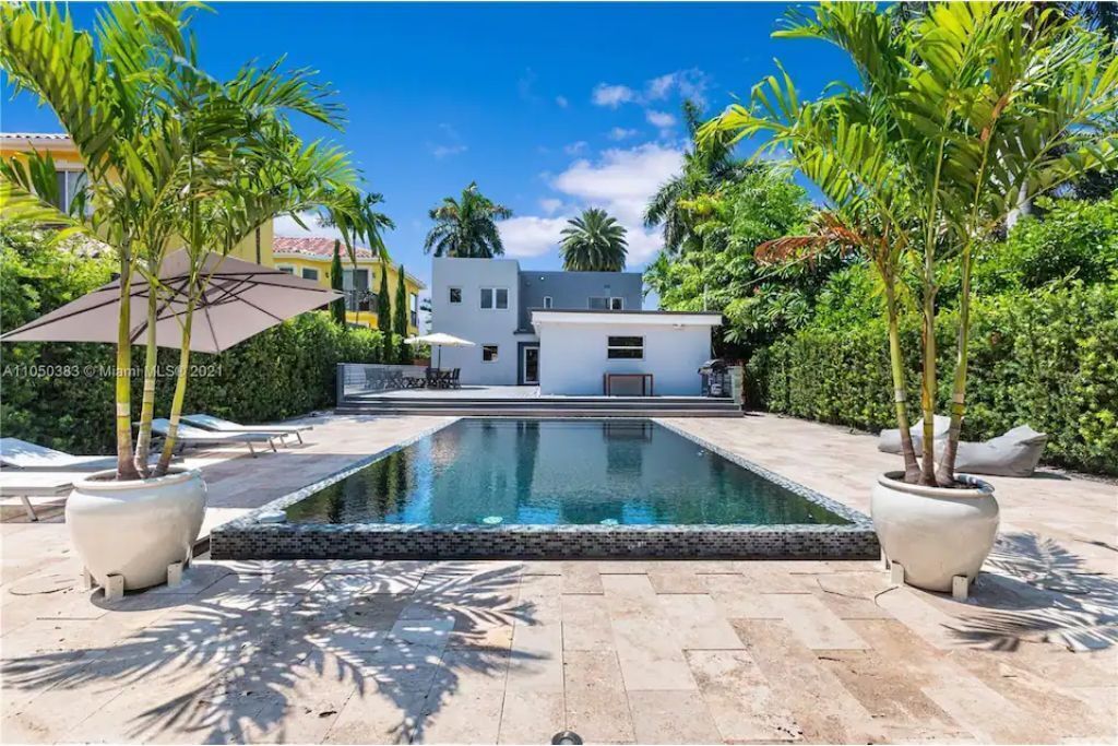 Stunning Waterfront Villa Makassar Miami