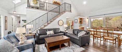 Smart TV, caminetto, lettore DVD, tavolo da calcetto