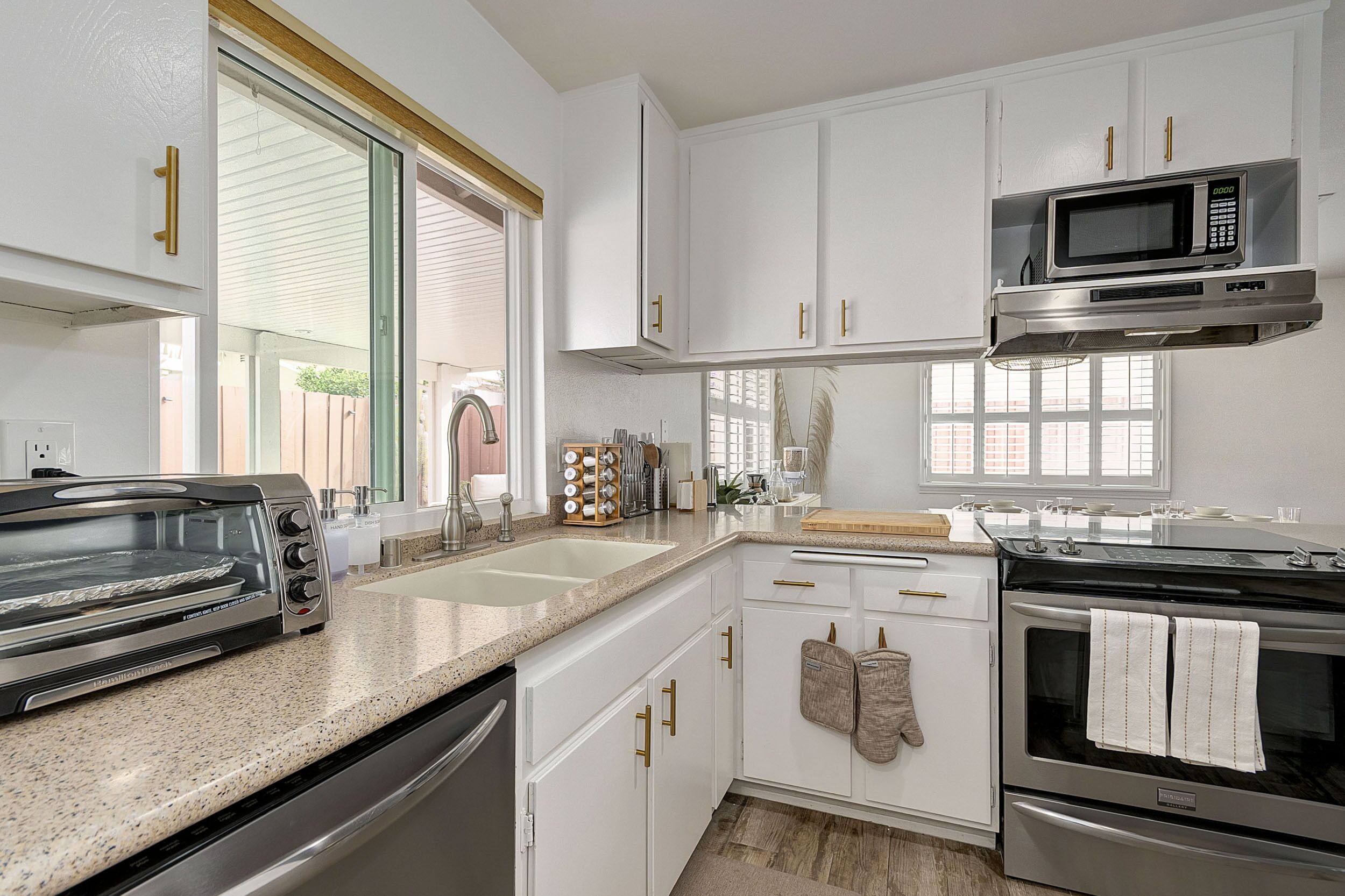 冷蔵庫、電  子レンジ、オーブン、コンロ