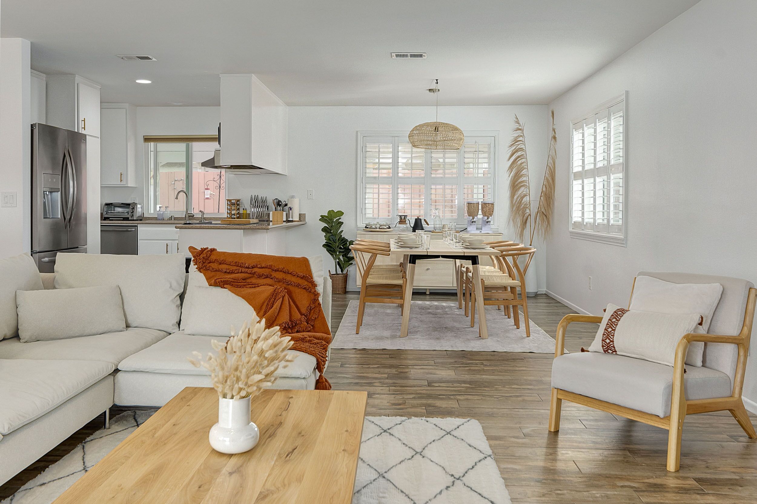 Een smart-tv, een open haard en een tafeltennistafel