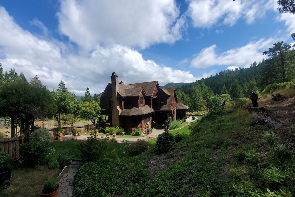 Humboldt Romantic Rural Hideaway