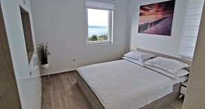 4 bedrooms, in-room safe, desk, iron/ironing board