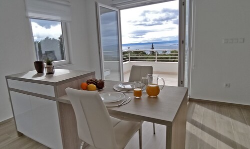 Modern 4-bedroom pet-friendly villa with heated pool and a sea view



sea views