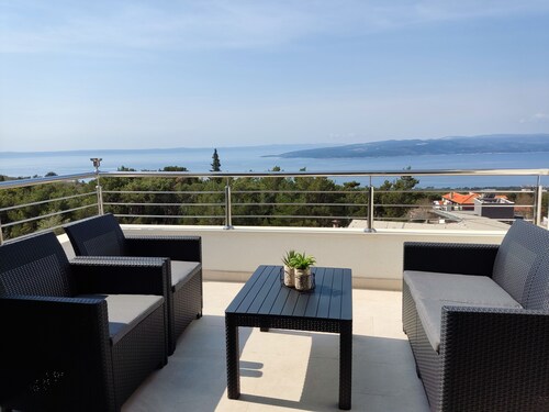 Your ideal vacation home with a heated private pool and sea views!