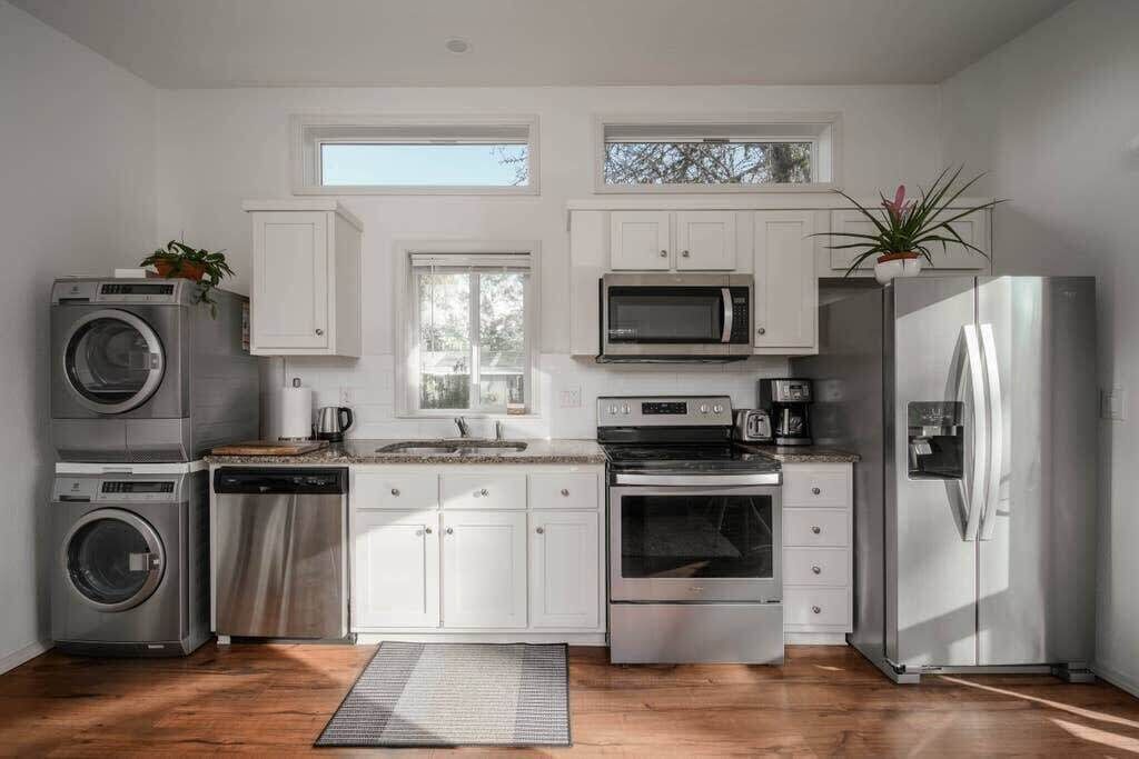 冷蔵庫、電子レンジ、オーブン、コンロ