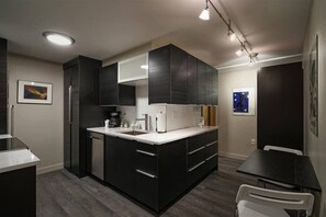 Een koelkast, een microgolfoven, een oven, een kookplaat