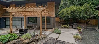 #StayInMyDistrict Multnomah Village Modern Retreat