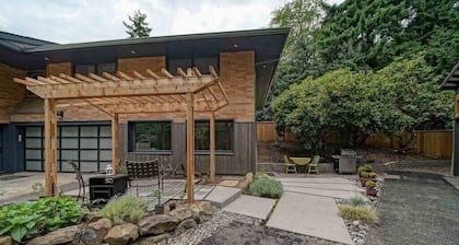 #StayInMyDistrict Multnomah Village Modern Retreat