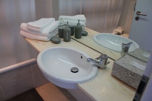 Combined shower/bathtub, hair dryer, bidet, towels