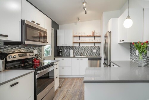 #StayinMyDistrict Modern Mid-Century Retreat