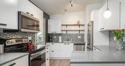 #StayinMyDistrict Modern Mid-Century Retreat