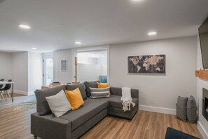 TV, peis, bøker og kontorer