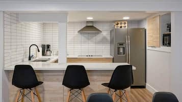 Fridge, microwave, stovetop, dishwasher