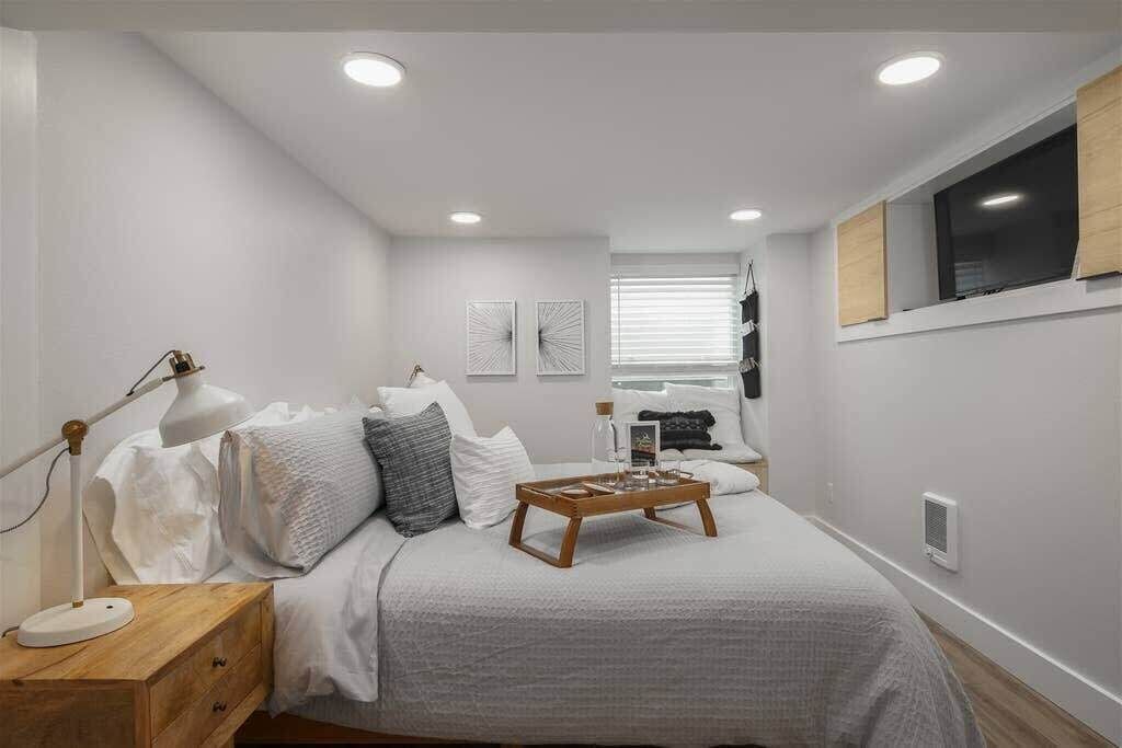 1 habitación, escritorio, tabla de planchar con plancha y cuna de viaje 