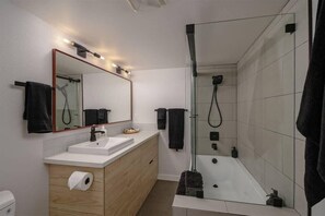 Bathtub, hair dryer, towels, shampoo - #StayInMyDistrict St Johns Walk to dining & shops (Portland)