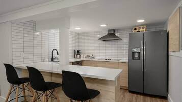 Fridge, microwave, stovetop, dishwasher