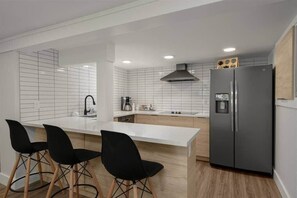 Kühlschrank, Mikrowelle, Herdplatte, Geschirrspüler