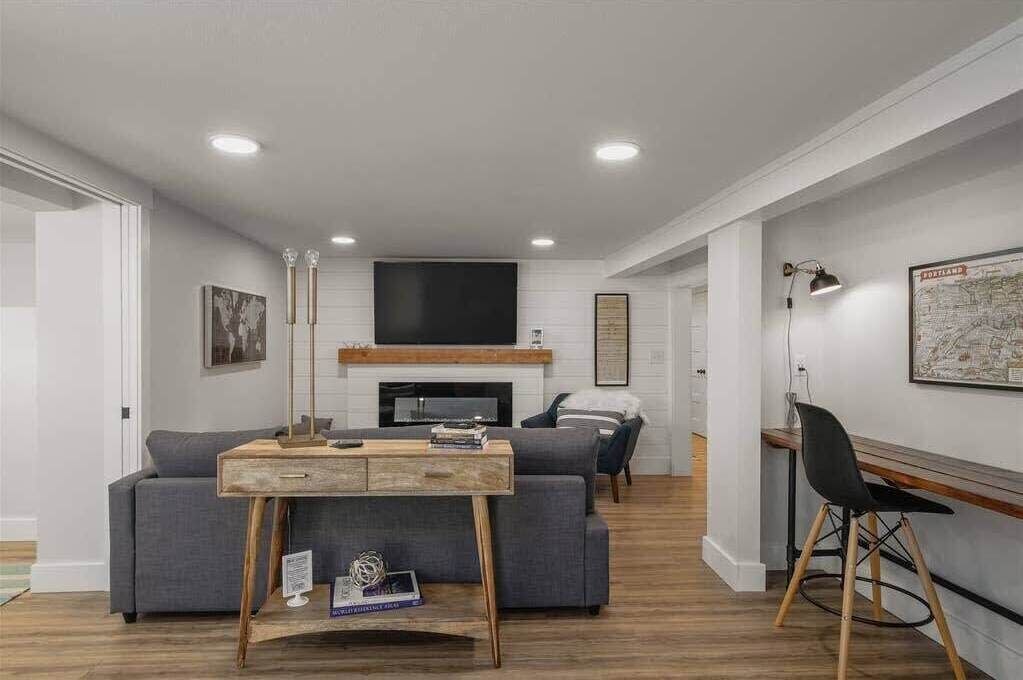 Een televisie, een open haard, boeken en een kantoor